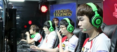 huNter-：我很幸运能遇到 SAW 作为IGL。 Donk 并不是Team Spirit的全部